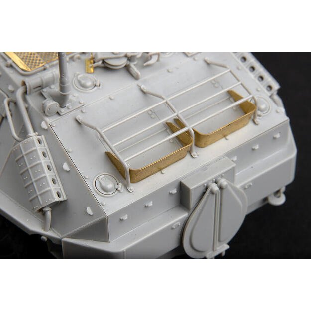 Trumpeter TR01576 - BTR-60P BTR-60PU, 1/35 4